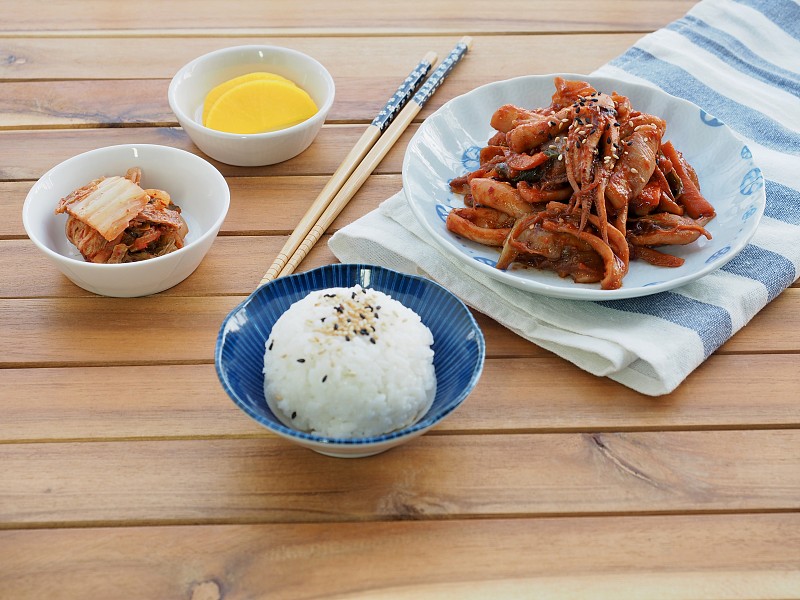 韩国食物炒鱿鱼和米饭，泡菜，辛辣食物预览效果