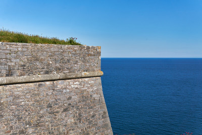 2021年6月04。Brixham,英国。从英国德文郡英国里维埃拉贝里黑德的悬崖上看。蓝色的海洋。沿