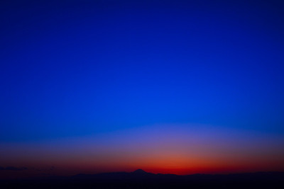 黄昏时富士山的剪影