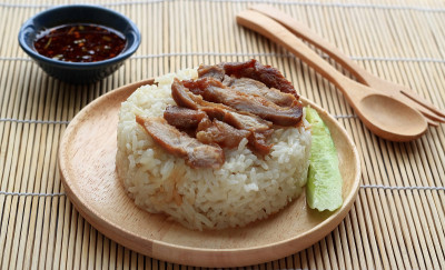 烤猪肉配上美味的酱料和香料
