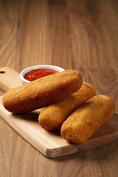 炸Risol或Risol。以奶酪和火腿填充的Risoles。