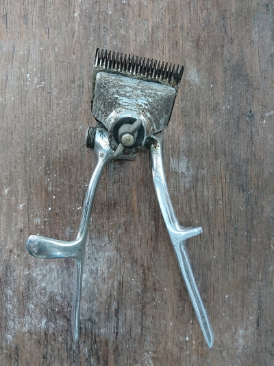 老式手工金属理发器