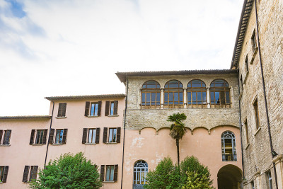 意大利阿斯科利皮切诺(Ascoli Piceno)的棕色百叶窗的粉色公寓