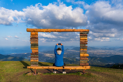 这是日本香川县加农寺市山顶上的一个热门旅游景点