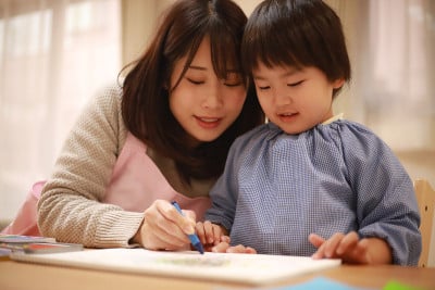 一个男孩和一个幼儿园老师的图画