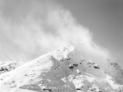 山顶上大雪纷飞