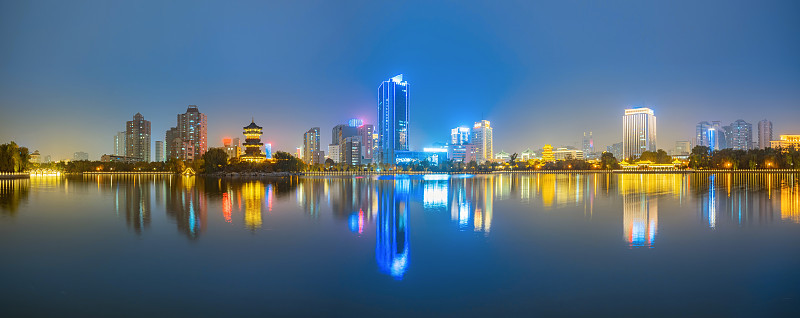 晚上，城市的天际线在中国山西省太原市