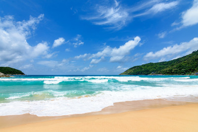海滩上美丽的波浪