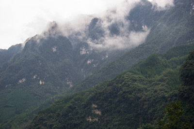 云雾缭绕的山脉，乐山市，四川省，中国。