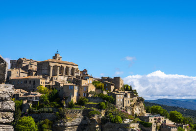 Gordes，法国普罗旺斯的一个典型小镇。美丽的村庄，有屋顶和景观
