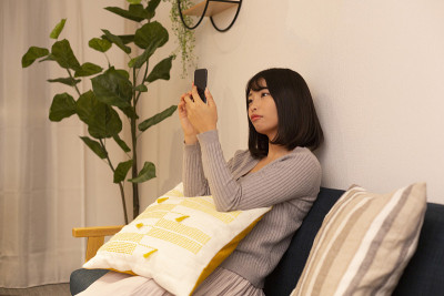 年轻女子在夜室休息