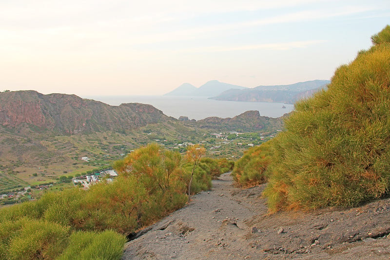 登上意大利利帕里火山岛上的火山。火山之路