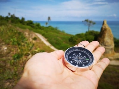 罗盘是一种用于导航和定位的仪器，它显示相对于地理基本方向或点的方向。有的利用磁能和风水来提升生活质量