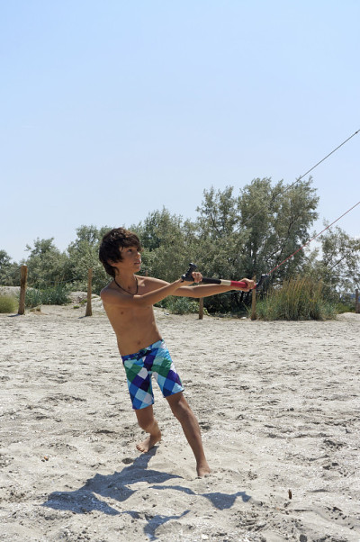 年轻kiteboarder练习