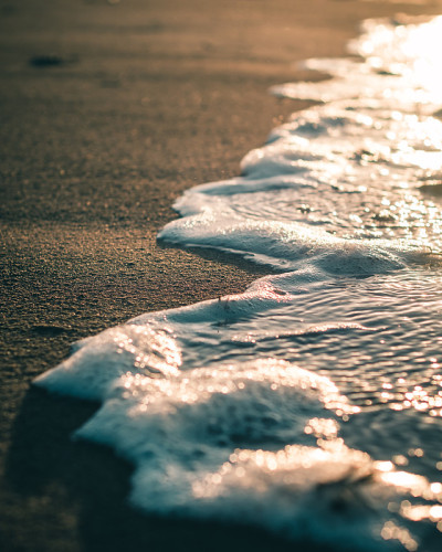 日出时海滩上的波浪