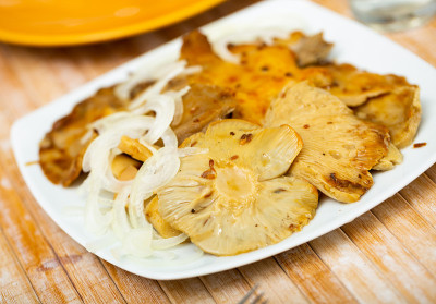 腌红菇沙拉碗
