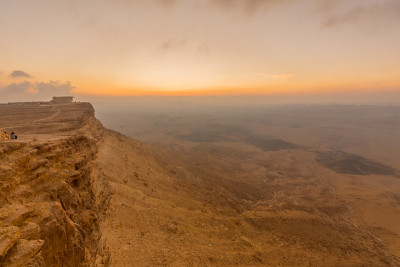 在Makhtesh(火山口)拉蒙的悬崖和景观的日出视图