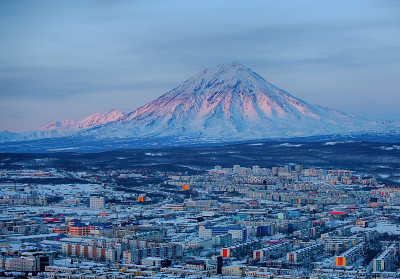 堪察兹基的彼得罗夫斯克和火山全景