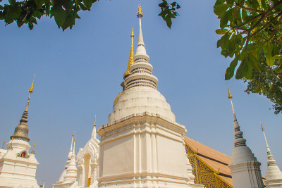 美丽的金色和白色宝塔斯里兰卡风格在Wat Suan Dok(花园寺庙)与蓝天背景。Wat Suan 