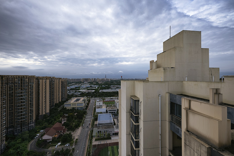 拍摄成都黄昏的现代城市建筑和道路