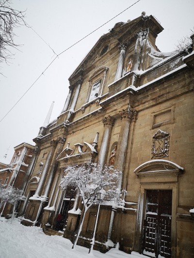 圣玛丽亚教堂在Libreros街Alcalá德赫那勒斯与雪