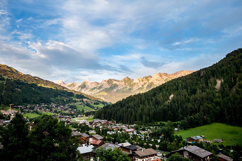 grandbornand村庄和阿拉维斯山脉上的日落