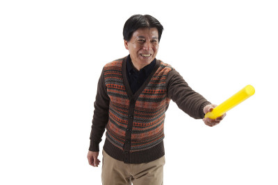 中年日本男子拿着指挥棒