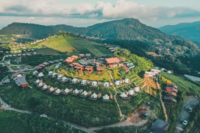 鸟瞰图露营地和帐篷在美林Doi Mon Cham山，清迈省，泰国