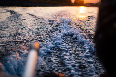 回头望着水面上的夕阳