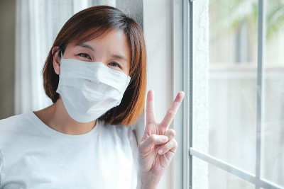 人们留在更安全的家里进行自我隔离，以阻止新冠肺炎大流行的爆发。打电话给朋友和医生保持社交距离。