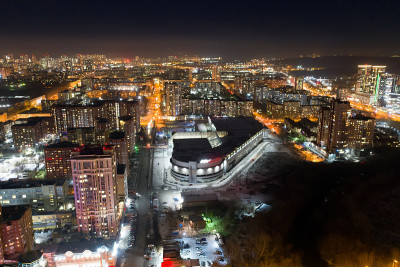 顶层夜景现代城市。夜晚街道上明亮的灯光。叶卡捷琳堡。俄罗斯