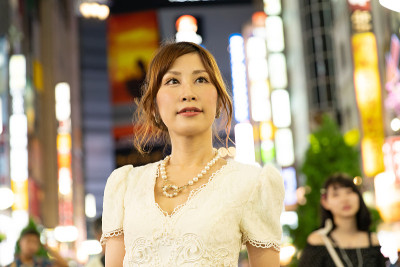 妇女参加了夜间工作俱乐部
