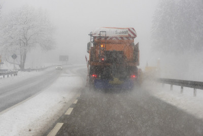 德国一辆卡车正在清除路上的积雪