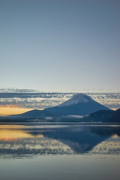 富士山上本德湖的日出