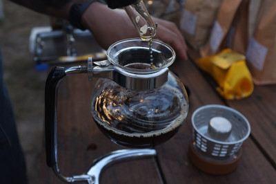 近距离的热咖啡冲泡器具在木制桌子柜台。