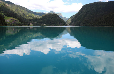 令人叹为观止的全景与在高山湖附近的萨村