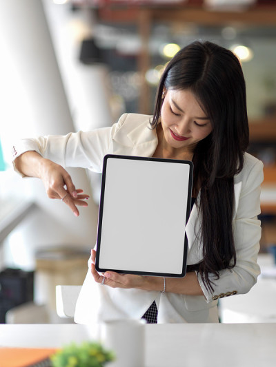 商业女性展示模拟数字平板电脑屏幕的剪影