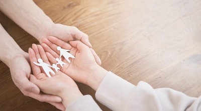 亚洲男人和女人都在想着他们的家庭