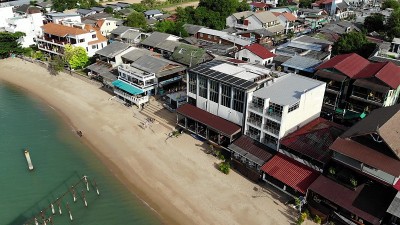 海边的渔村。鸟瞰苏梅岛典型的旅游景点，阳光明媚的日子里有纪念品商店和步行街。亚洲建筑，当地定居点无人