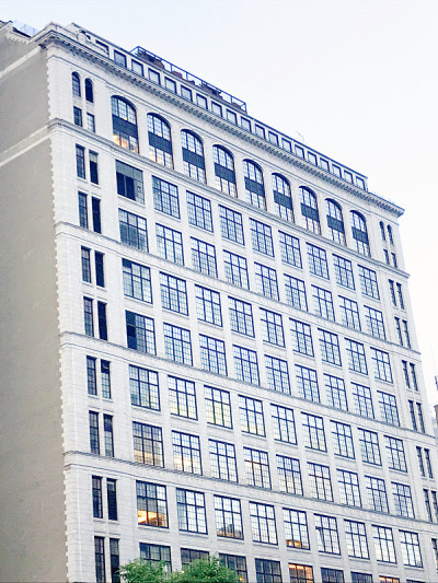 纽约市建筑-白色与黑色的窗户