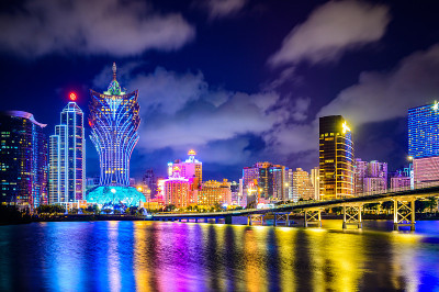 澳门城市夜景，所有的酒店和塔楼都被蓝天点亮，澳门，中国。