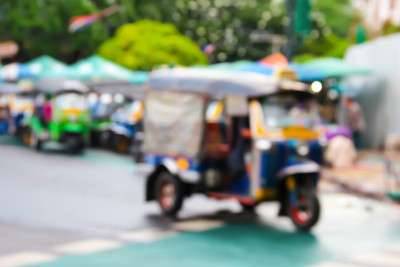 嘟嘟在泰国乘出租车。