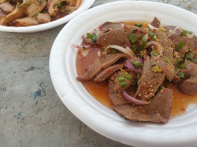 辣猪肝沙拉(桶湾)是泰国伊桑食物