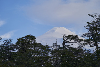 智利的villarica火山被白雪覆盖，villarica国家公园的山顶上有一个冰盾