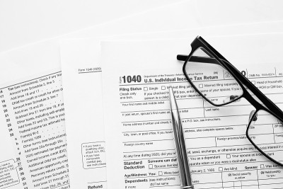 美国国税局(IRS)美国国内收入局所得税申报表1040，用于编制收入报告和财务文件