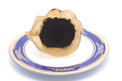 塑料盘上的旧咖啡过滤器