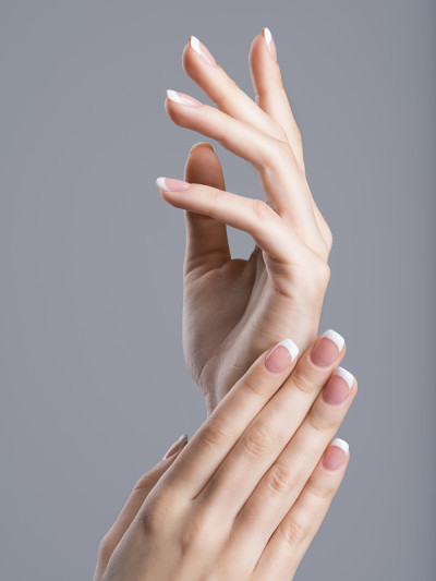 美丽的女性手与法式美甲指甲