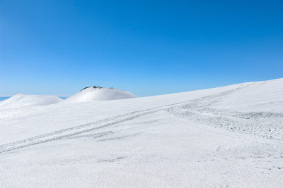 埃特纳山上被雪覆盖的火山口