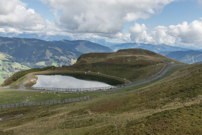 在奥地利萨尔巴赫腹地附近的山区徒步旅行
