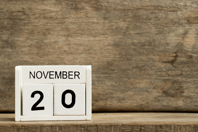 白版日历显示日期20和月11月在木头背景上